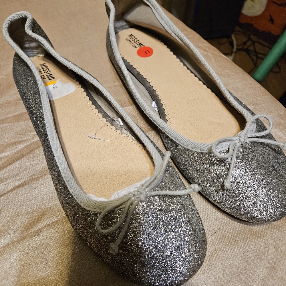 Mossimo silver sparkly ballerina flats with bow.